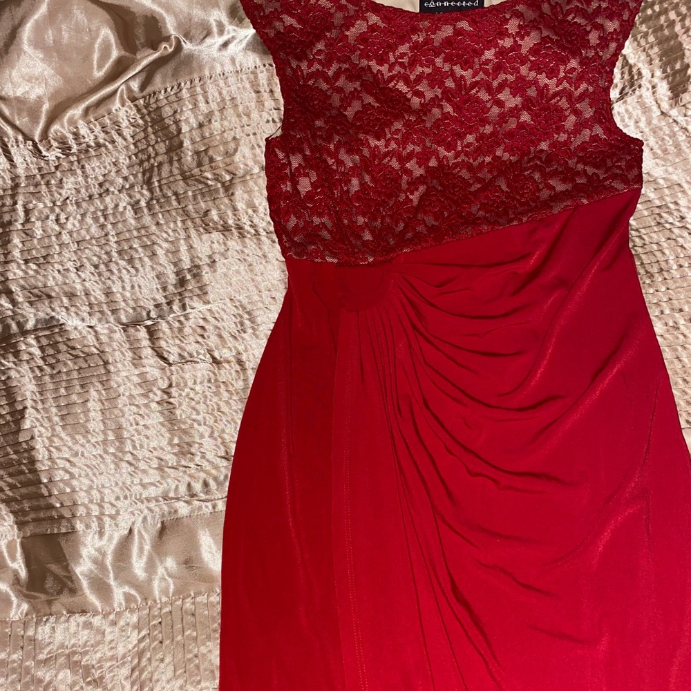 A beautiful red and Bergeny color dress with flower that look like a big rose M